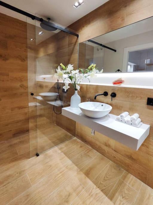 Increible Apartamento De Lujo En Terrassa Luaran gambar