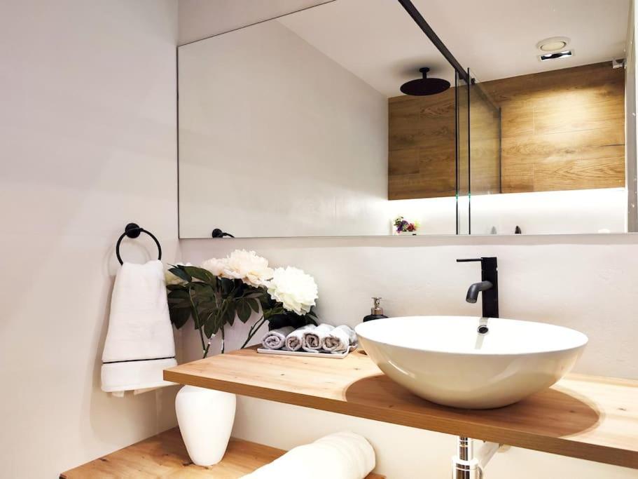 Increible Apartamento De Lujo En Terrassa Luaran gambar